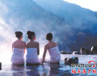 泡溫泉：嵖岈山溫泉度假酒店溫泉占地150畝，整個項目是由河南省乃至中原六省最大的溫泉項目。將中國的養生溫泉文化演藝的淋漓盡致。她將中國人的健康概念提升到一個高度。她引領的是一種健康的生活方式。溫泉水屬國家罕見的鈾溫泉，溫泉水富含氯、硫酸根、氟、氡、可溶性硅酸、鈉、鈣、鉀、鎂等30多種有益人體的礦物質微量元素，常泡溫泉具有養生、美容、延年益壽等功效。