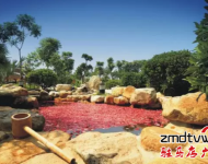 露天溫泉占地120畝，整個露天溫泉區溫泉養生功效泡池163個，及其的震撼和壯觀。室內溫泉綜合服務樓，總面積2萬平方米，一次性可接待約6000人。    優惠活動：   嵖岈山溫泉小鎮鉅惠會員卡提前預售，辦理前100名會員卡的，根據會員辦理繳費情況，免費贈送嵖岈山溫泉門票，最多可贈送100張，名額有限，贈完為止！咨詢電話0396-4999999/4999906市內：溫泉門票買二送一，買三送二地址：建業森林半島38號樓5單元6樓電話：15103812551    13839938576