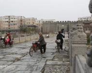 河南民間古建筑——宏濟橋位于河南省汝南縣城北，跨汝河，明代稱弘濟橋、博愛橋，清代稱迎恩橋，因靠近天中山又稱天中橋，現在以方位稱北關大橋。歷經400余年，安然挺立，為豫南地區著名的古橋梁。（圖/文野貓）
