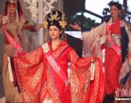 2015世界旅游小姐全球總決賽近日在吉隆坡落幕，61個國家和地區的61名佳麗參加了總決賽。最終，菲律賓選手獲得冠軍。烏干達選手和立陶宛選手分別獲得了第二名和第三名。圖為2015世界旅游小姐中國總決賽冠軍王汝妍驚艷亮相。