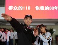 【駐馬店廣視網】（記者 朱劍鋒 通訊員 張華）1月10日，是全國第30個110宣傳日。駐馬店市公安局在1月10日前后，在全市范圍內組織開展以“群眾的110，你我的30年”為主體的集中宣傳活動。1月8日上午，市公安局邀請近百名中學學生參觀駐馬店市局指揮中心大廳，了解指揮中心基本情況、市區接處警工作模式及所取得的顯著成效，學習正確報警和提高自身防范能力的知識。在駐馬店市局二樓大廳特殊警務支隊演示、展示97-1防暴槍、38mm防暴槍、85式狙擊步槍、92式自動手槍、9mm自動轉輪手槍、99式防爆服、管狀式網槍等輕型武器和部分防爆救援設備。 