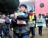2016年1月8日下午,在駐馬店市汝南縣三門閘街道大新莊小學校院內，駐馬店市陽光助學協會負責人及志愿者、大新莊學校師生、學生家長歡聚一堂，舉行了“陽光助學愛心圖書室”捐贈儀式。圖為學生和志愿者一起搬運新書