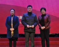 市婦聯主席李桂霞和杭州陳麗娟化妝品有限公司陳麗娟女士共同為唐氏綜合癥患兒家長捐款3萬元后合影