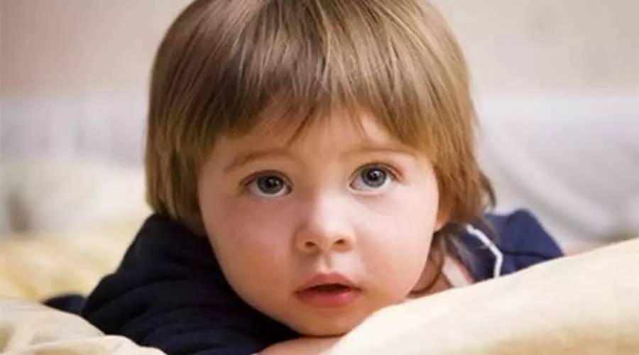 養了3年的兒子竟然是個女孩！這對父母懵了……這些東西你還敢給孩子吃？