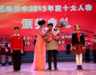一個樸實、陽光如鄰家小伙的帥氣青年，在危險來臨之際奮不顧身撲向火場，與死神搏斗的日日夜夜仍念念不忘作為保安的職責。他的事跡感動鵬城驛城、感動天中、感動大江南北。大愛真英雄，烈火中永生，柔肩擔道義，熱血鑄忠誠。烈火忠魂——李到信