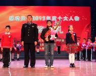 甘守清貧卻大方資助別人，忠于職責卻把對親人的愛深埋在心里。扎根基層保一方平安，他是百姓心中的守護神；心系群眾為人民著想，他是鄉親們心貼心的好所長。貼心的所長不該走。貼心所長——夏明臣