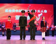 滄海橫流，方顯英雄本色。面對危險義無反顧，他的從容讓人敬佩；處置事故身先士卒，他的身影讓人動容。穿越生死為人們帶來平安，愛兵如子用生命書寫忠誠。消防衛士——董英俊 