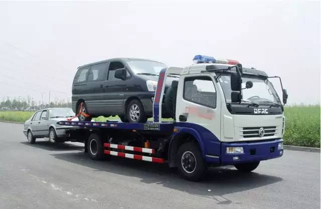 慘烈！小轎車高速上被擠成渣，一家4口命喪春節回家路，都是因為這個！