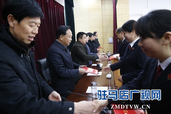 吳文立檢察長等領導為先進工作者頒獎.jpg