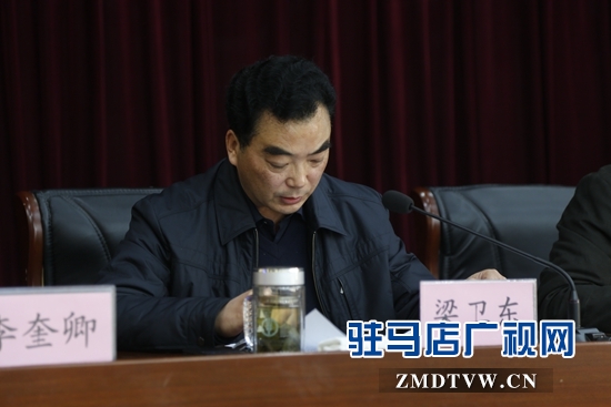 紀檢組長梁衛東宣讀高檢院通報的檢察人員違紀案例.jpg