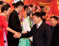 駐馬店人民政府市長陳星、市政協主席劉軍甫、市政府常務副市長張昕、市委宣傳部部長戚存杰上臺與演職人員握手。