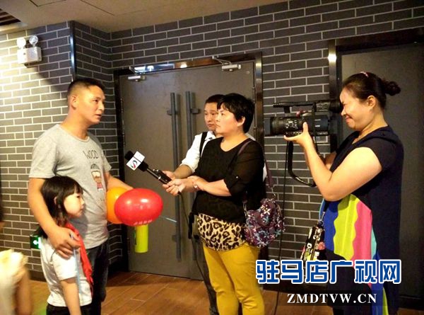 觀影結束后，一位父親向記者談感受.jpg