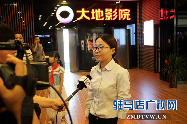 影院經理接受媒體采訪.JPG