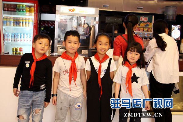 戴著紅領巾快樂合影.JPG