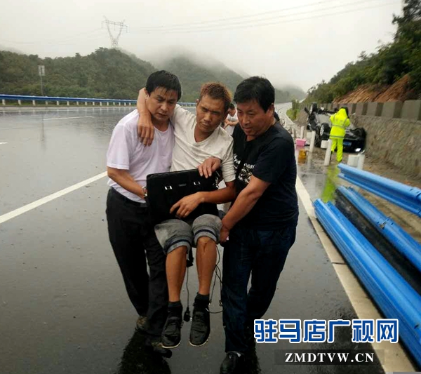 由于一傷者背腰腿部多處骨折，呂紹軍只好用毛巾拖著其臀部與泌陽喬強一起抬起來往500米遠的大巴上送.jpg