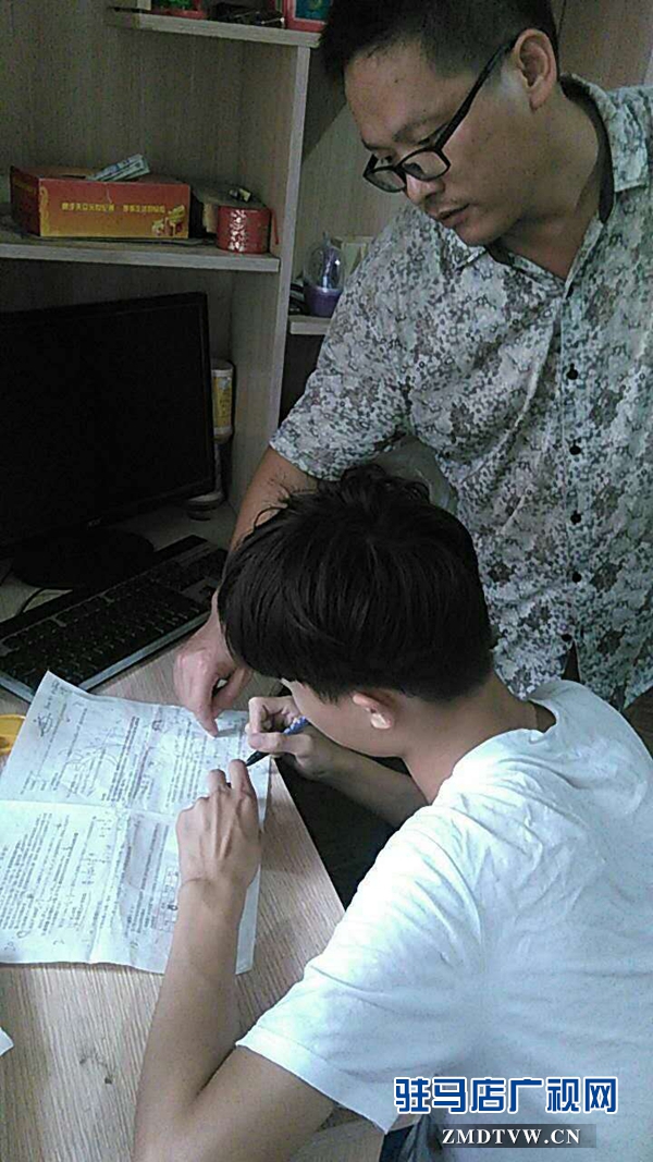 在二嫂家借住，沒事時不忘給該上高三的侄兒輔導一下功課。.jpg