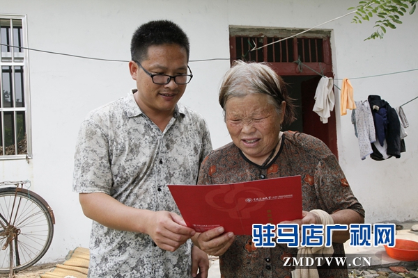 媽媽拿著兒子大紅色的大學錄取通知書，心里很美。.jpg
