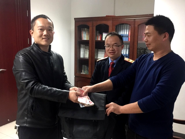 駐馬店高鐵站保潔員撿到萬元現金不為所動
