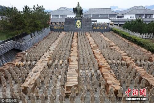 2017年2月8日，安徽安慶市太湖縣， 五千年文博園景區內，中國最大山寨“兵馬俑”群整齊劃一。圖片來源：視覺中國