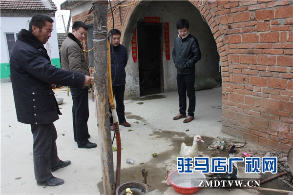 _2、侯檢與張檢傾聽幫扶戶介紹養鴛鴦經驗.JPG