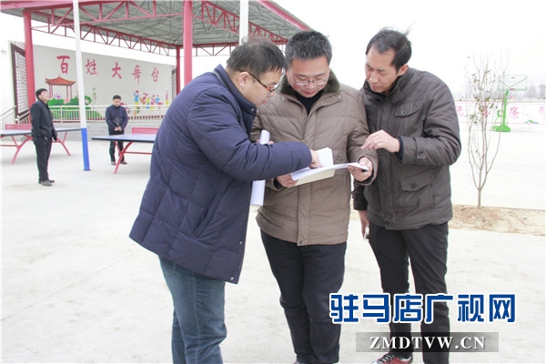 _1、調研人員查看自己的幫扶戶脫貧情況.JPG