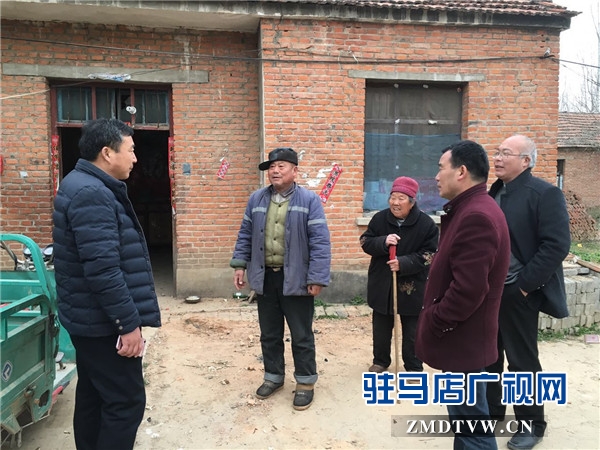 氣象職工在該縣寒凍鎮寒凍村和貧困戶了解生產生活情況.jpg