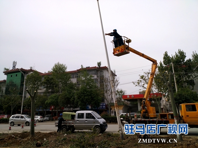 泌陽縣供電公司：拆除路燈助力城市發展 (1).jpg