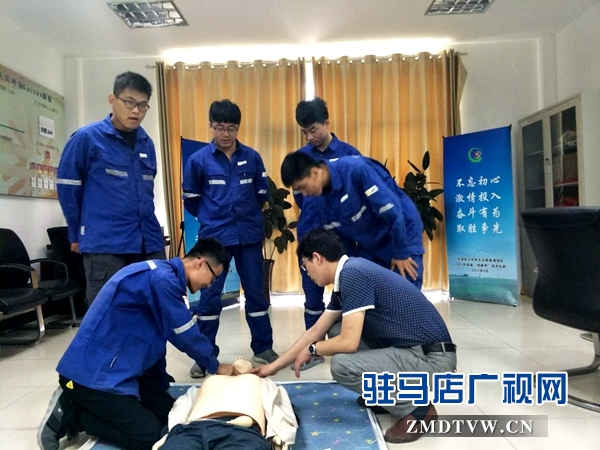 （圖三、電廠員工認真學習急救知識要領）.jpg