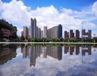 同是鋼筋水泥、矗立此地久矣、藍天白云映襯、頓覺風光旖旎