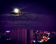 夕陽落幕，醉了晚霞，牽來了明月。淡淡涼風，蕩滌人間塵埃。