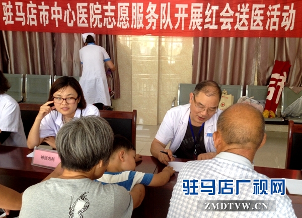 （圖一、市中心醫院的專家在為群眾義診）.jpg