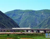 7月9日，一列高鐵列車行駛在寶蘭高鐵甘肅天水段南河川大橋上?！　〗陙?，中國高鐵繼續保持快速發展步伐，“四縱四橫”高鐵網基本成形，技術成就贏得國際聲譽，服務品質不斷攀升。中國高鐵已經成為一張見證時代發展的名片。新華社發（武龍 攝）