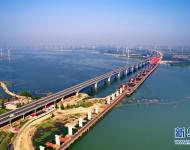 建設中的京張高鐵工程官廳水庫特大橋（6月27日攝）?！　〗陙?，中國高鐵繼續保持快速發展步伐，“四縱四橫”高鐵網基本成形，技術成就贏得國際聲譽，服務品質不斷攀升。中國高鐵已經成為一張見證時代發展的名片。新華社記者 楊世堯 攝