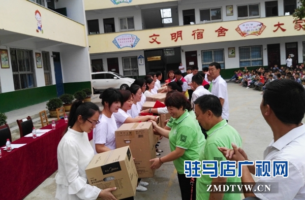天中義工聯合會聯合愛心企業開展第34個教師節慶?；顒? /></p>
<p>當天上午10點多，駐馬店市天中義工聯合會協同駐馬店有道汽車銷售服務有限公司、泌陽錦城汽貿一起來到泌陽縣高邑鄉中心小學，帶著真情厚意和節日祝福，看望慰問那里的老師和同學們，并舉行了隆重的“最美鄉村教師頒獎暨關愛留守兒童”的慶?；顒?，為獲得“最美鄉村教師”榮譽稱號的10名老師們送去了電飯煲、壓力鍋等獎品，還為36名貧困留守兒童特意準備了含有水杯、學習文具等內容的“溫暖包”，讓辛勤工作在一線的老師和同學們感到了深深的暖意。</p>
<p style=