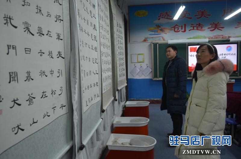 開發區關王廟鄉中心小學有間“愛心書法展室”