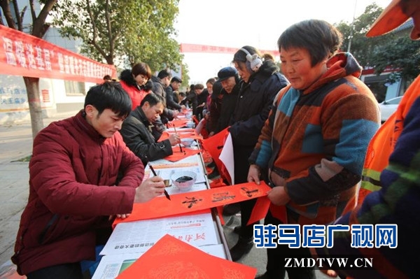 團開發區委開展“書寫新時代，溫暖送基層”暨溫暖冬天活動