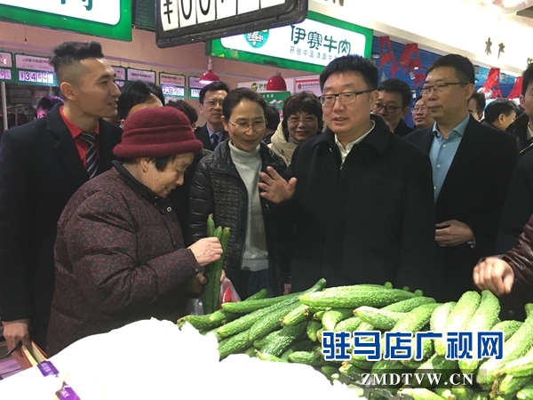 賀振華檢查春節市場供應