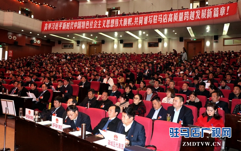 與會人大代表、政協委員聆聽工作報告