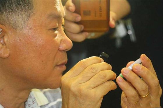 小伙鑒寶估價20萬，觀眾當場就想買，專家：你少說了幾個零 