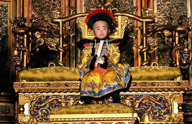 溥儀重游故宮，一只蟈蟈在龍椅下藏了五十年，為什么沒餓死 