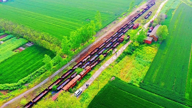 在汝南縣老君廟火車站門口的鐵軌上，一列K301/K303次列車已?？寇囌窘?。