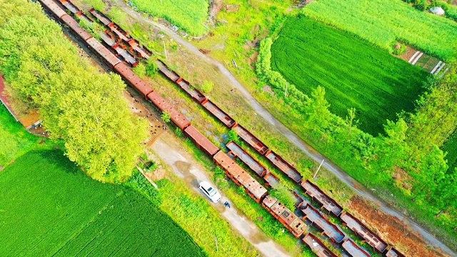 十多年的停運已經讓這一列客車銹跡斑斑。