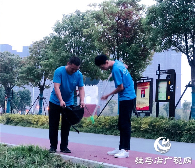助力駐馬店衛生城市創建 志愿者走上街頭撿垃圾