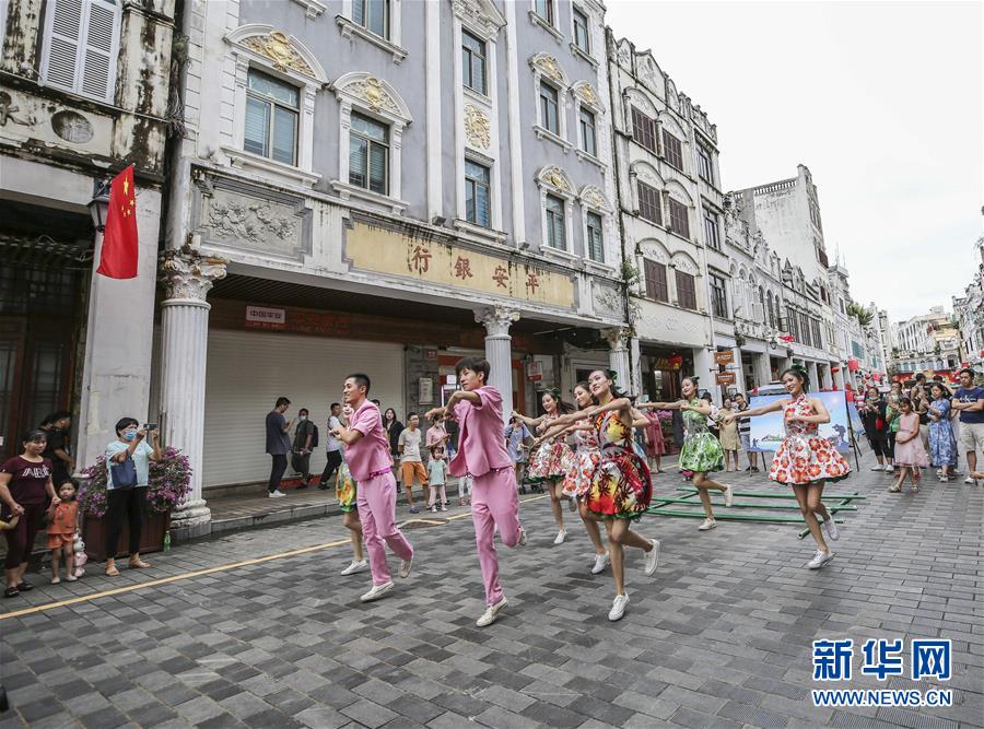 ?？冢汗爬向T樓 歡度國慶