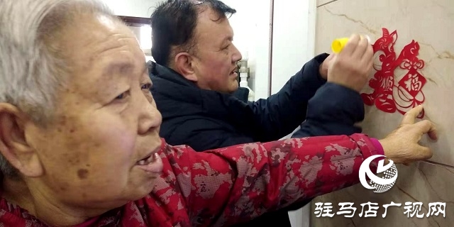 新春剪紙送祝福 居民攜手慶佳節