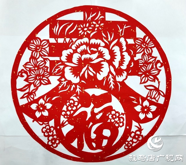 新春剪紙送祝福 居民攜手慶佳節