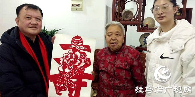 新春剪紙送祝福 居民攜手慶佳節