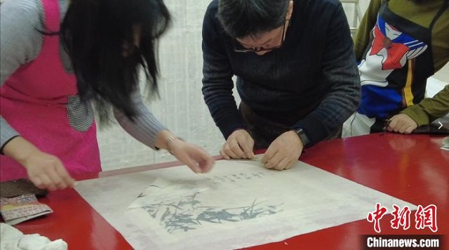讓殘破古畫“起死回生”的“書畫醫生”