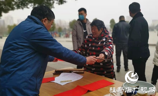 春聯送福暖人心 濃濃墨香迎新春 