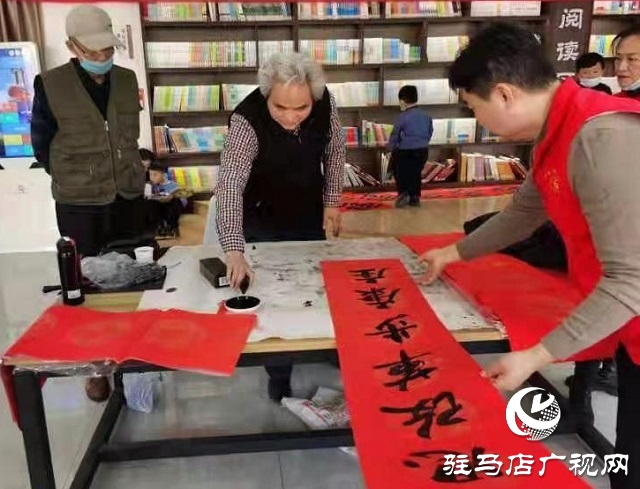 春聯送福暖人心 濃濃墨香迎新春 